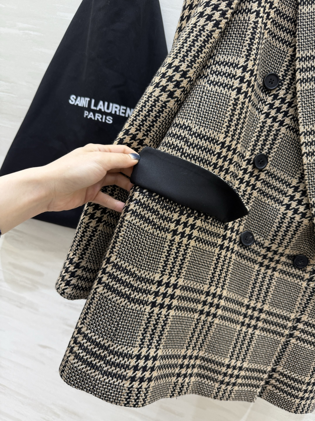 #ysl格伦花呢西服 经典格纹一上身就自带大女主气场～既复古又摩登，完全不挑人！通勤能穿，出街也高级，买