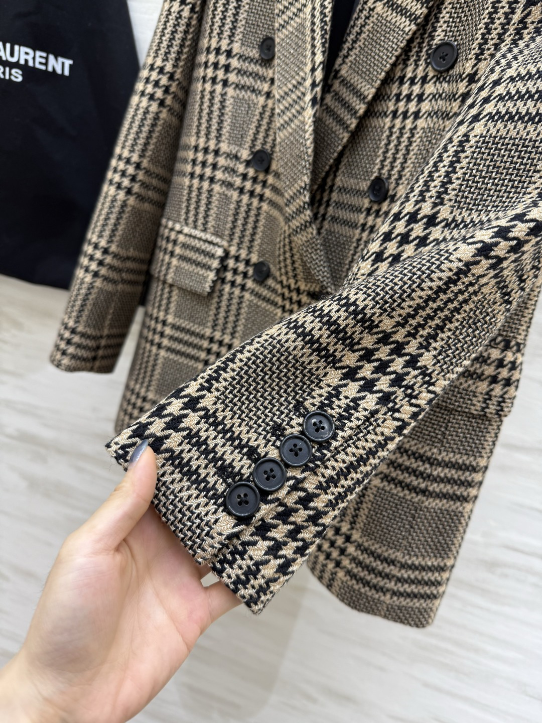 #ysl格伦花呢西服 经典格纹一上身就自带大女主气场～既复古又摩登，完全不挑人！通勤能穿，出街也高级，买