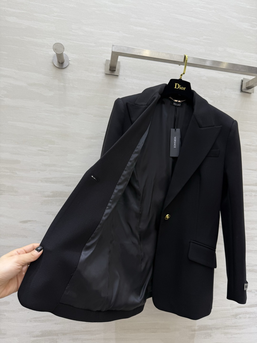 #Versac♡新款 黑色西装 精裁剪裁+弹力羊毛混纺面料 质感高级又舒适 金色纽扣+Medusa徽标 