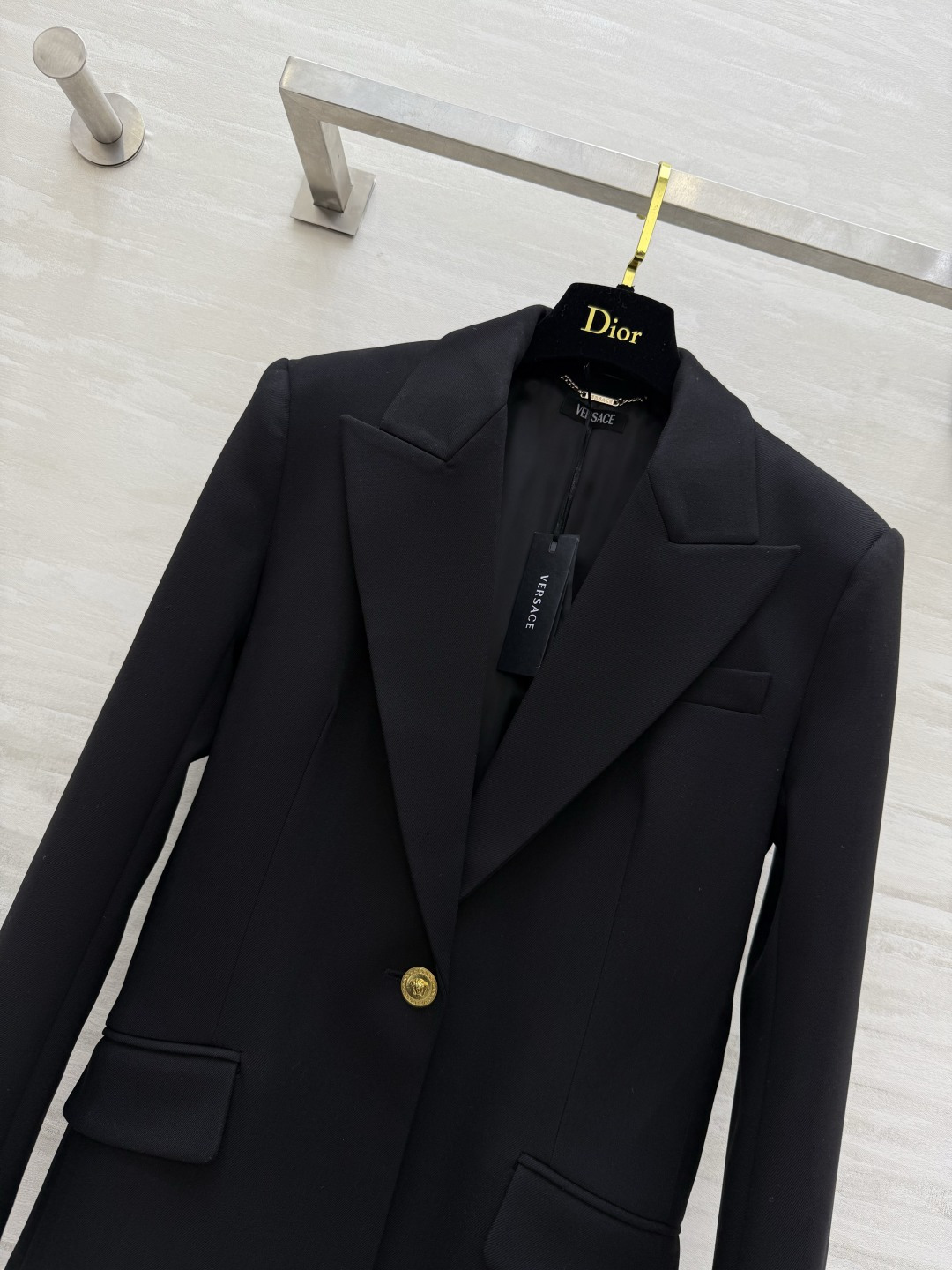 #Versac♡新款 黑色西装 精裁剪裁+弹力羊毛混纺面料 质感高级又舒适 金色纽扣+Medusa徽标 