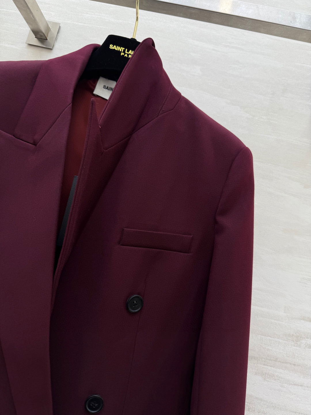 #ysl新款 高级感爆棚 勃艮第红厚羊毛西装外套 显肤白、抬气质、又很亮眼！正肩收腰的立体版型 沉稳大气