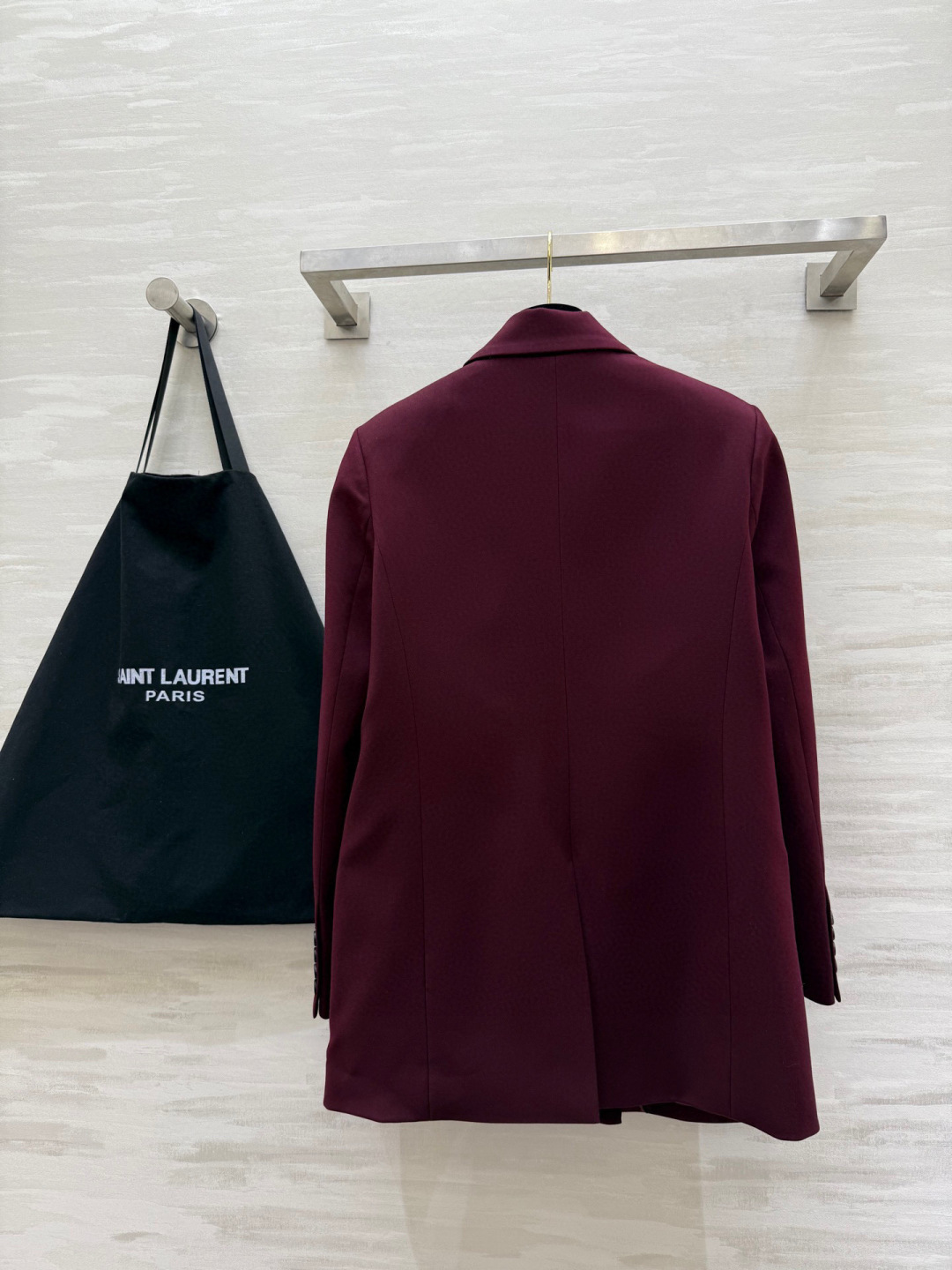 #ysl新款 高级感爆棚 勃艮第红厚羊毛西装外套 显肤白、抬气质、又很亮眼！正肩收腰的立体版型 沉稳大气