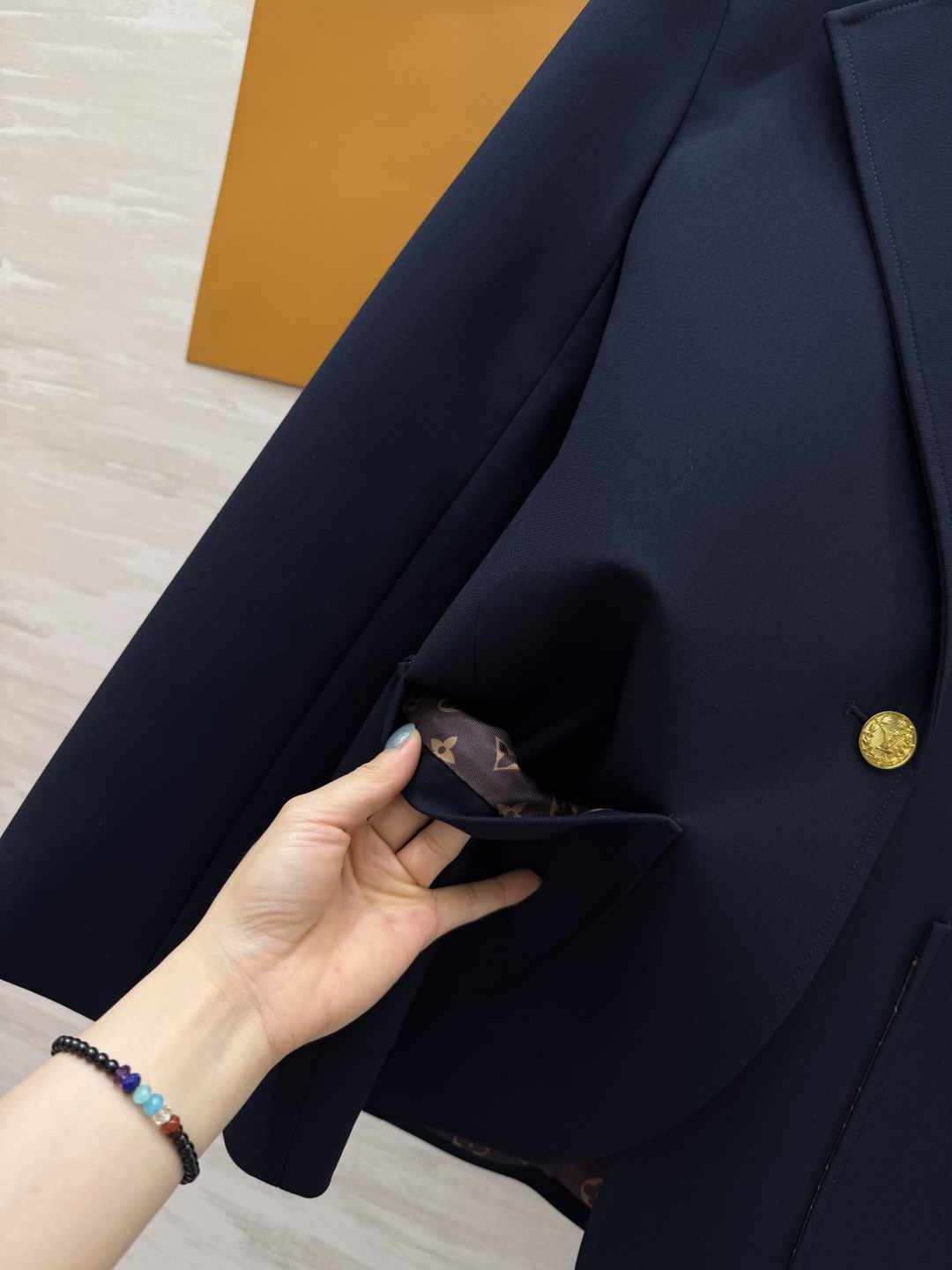 #Lvvv新款 羊毛西装外套 高品质定制 现货首发size：S/M/L/XL（M码肩宽：39，胸围：94