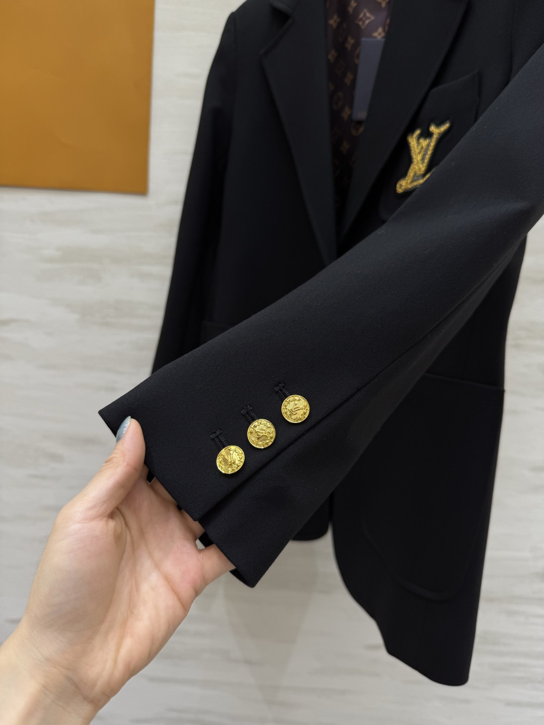 #Lvvv新款 羊毛西装外套 高品质定制 现货首发size：S/M/L/XL（M码肩宽：39，胸围：94