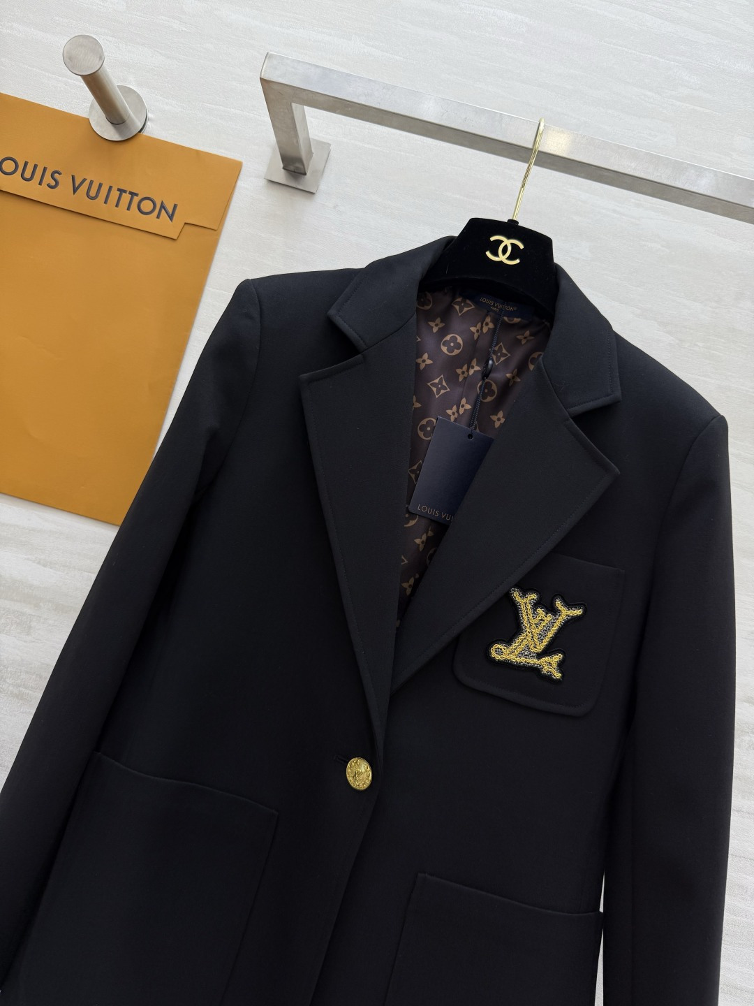 #Lvvv新款 羊毛西装外套 高品质定制 现货首发size：S/M/L/XL（M码肩宽：39，胸围：94