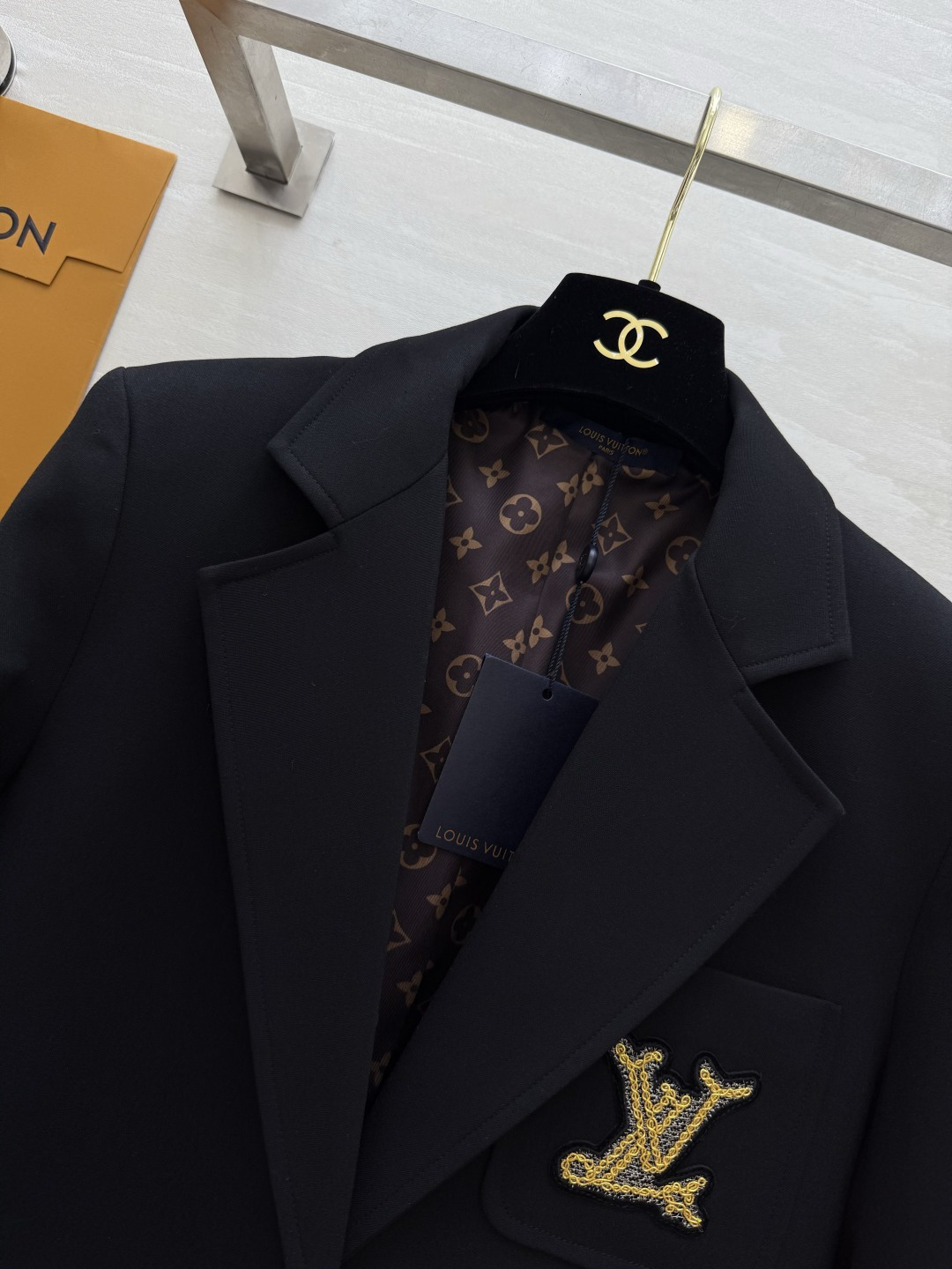 #Lvvv新款 羊毛西装外套 高品质定制 现货首发size：S/M/L/XL（M码肩宽：39，胸围：94