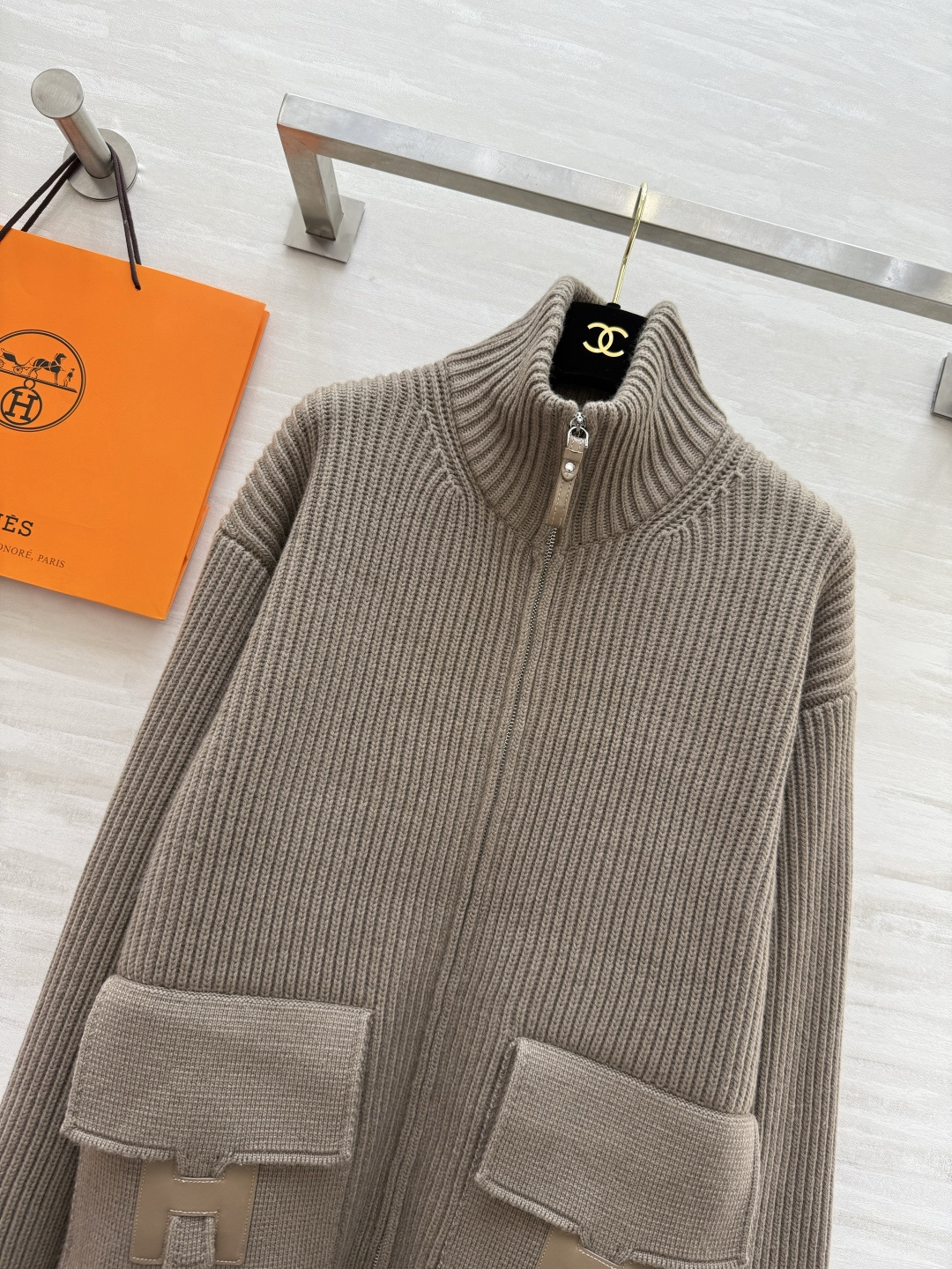 #Herme♡新款 H口袋拼皮毛衣 罗纹针织＋棕色皮革口袋 简约又有辨识度 100%美丽诺绵羊毛 柔软亲
