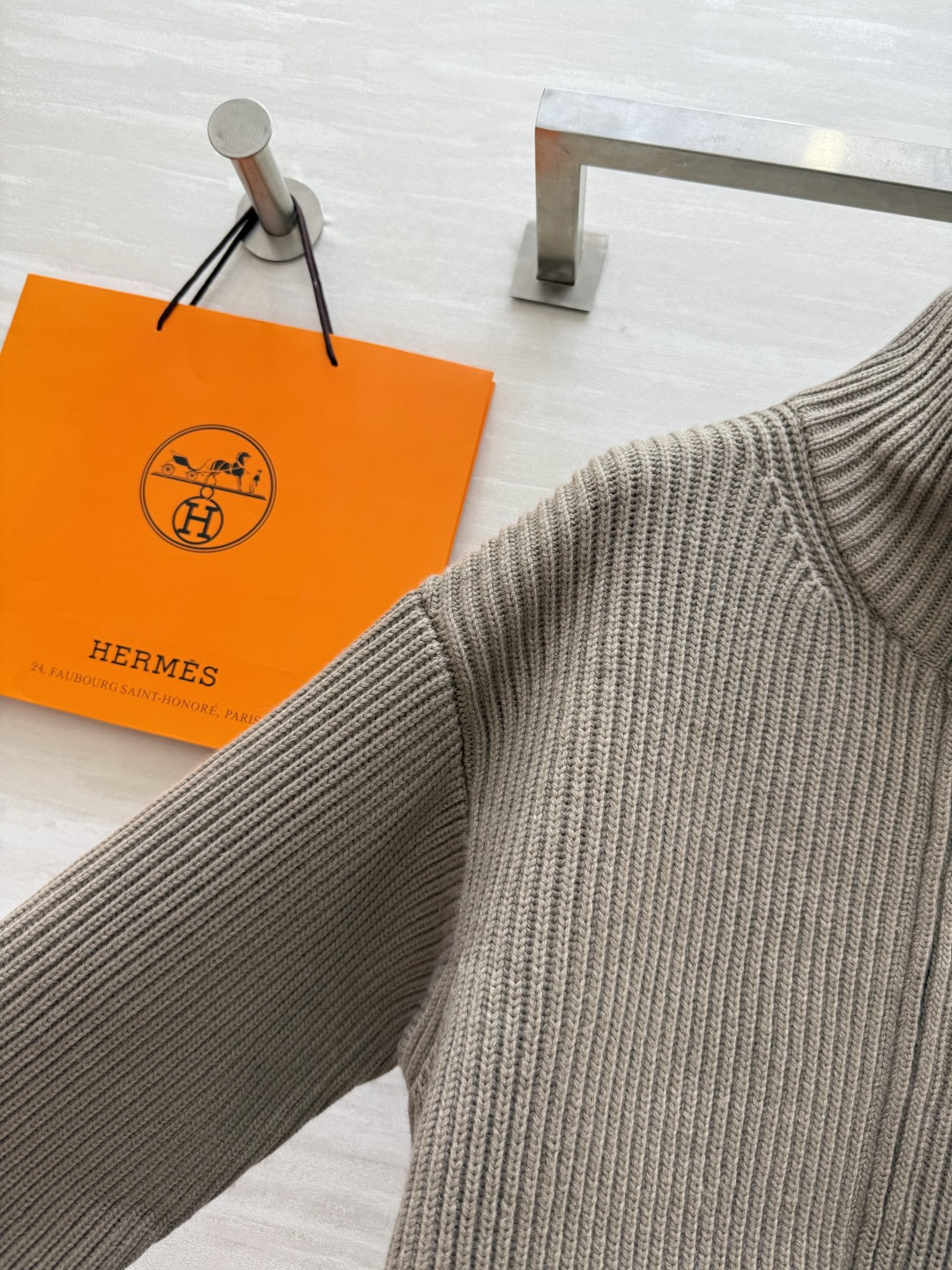 #Herme♡新款 H口袋拼皮毛衣 罗纹针织＋棕色皮革口袋 简约又有辨识度 100%美丽诺绵羊毛 柔软亲