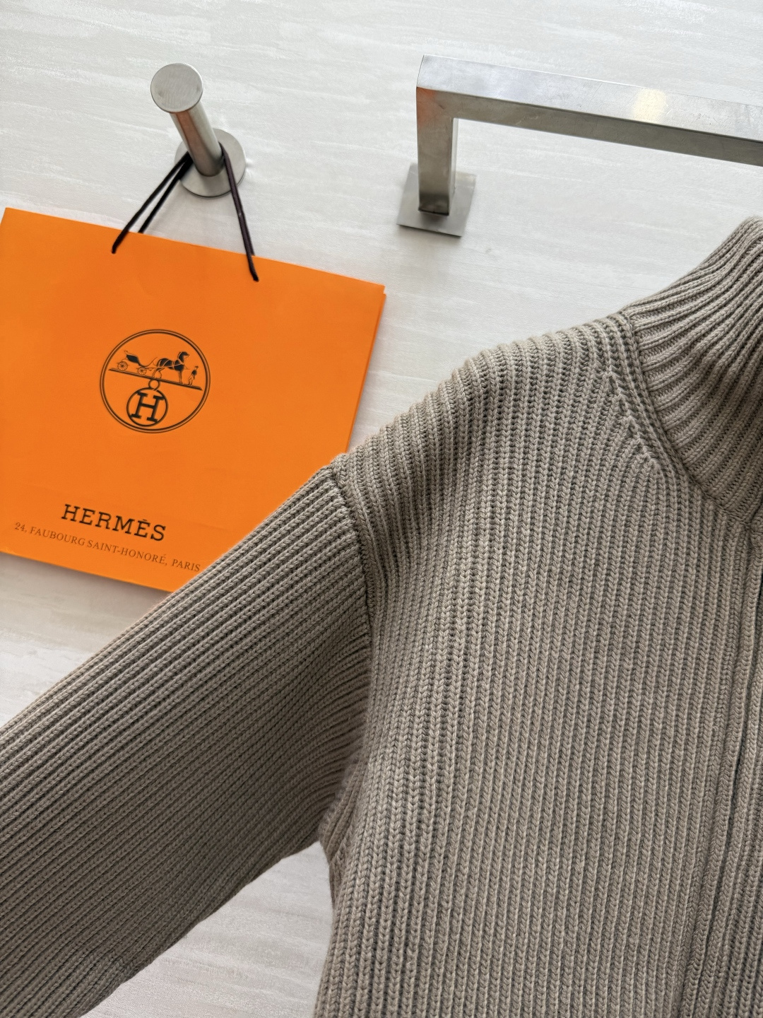 #Herme♡新款 H口袋拼皮毛衣 罗纹针织＋棕色皮革口袋 简约又有辨识度 100%美丽诺绵羊毛 柔软亲