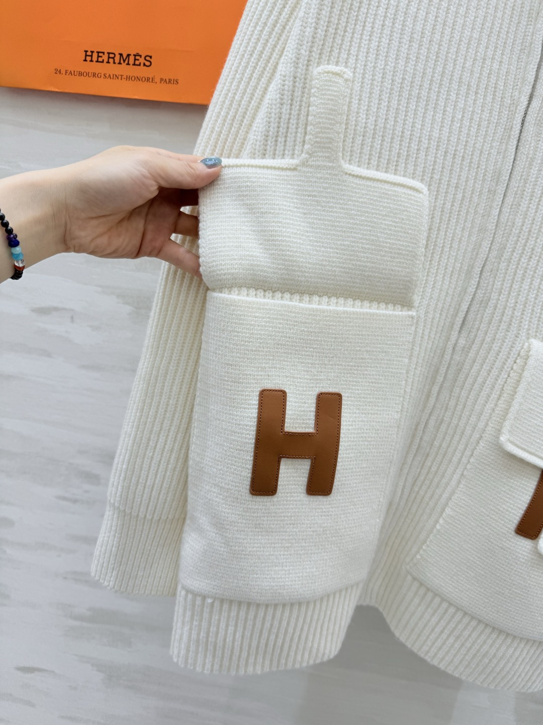 #Herme♡新款 H口袋拼皮毛衣 乳白罗纹针织＋棕色皮革口袋 简约又有辨识度 100%美丽诺绵羊毛 柔