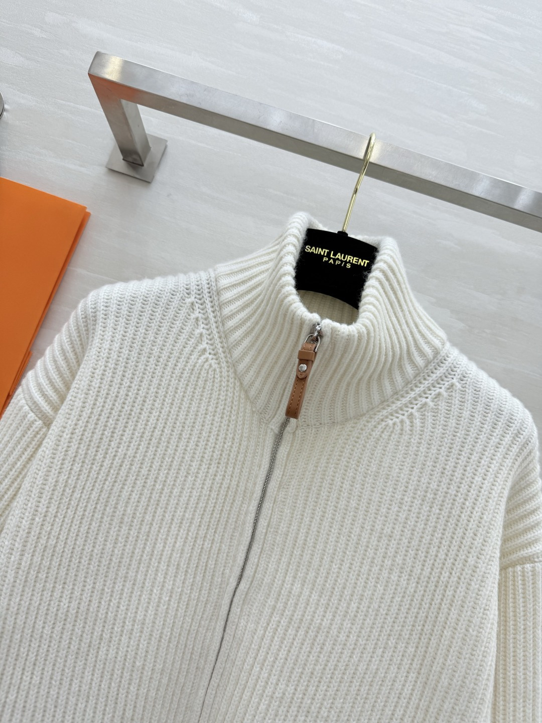 #Herme♡新款 H口袋拼皮毛衣 乳白罗纹针织＋棕色皮革口袋 简约又有辨识度 100%美丽诺绵羊毛 柔