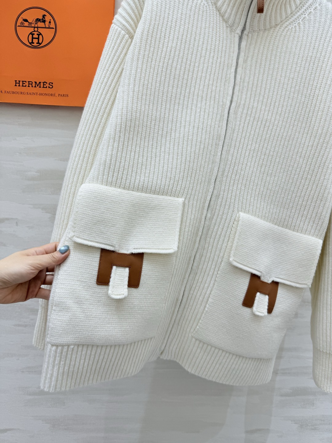 #Herme♡新款 H口袋拼皮毛衣 乳白罗纹针织＋棕色皮革口袋 简约又有辨识度 100%美丽诺绵羊毛 柔