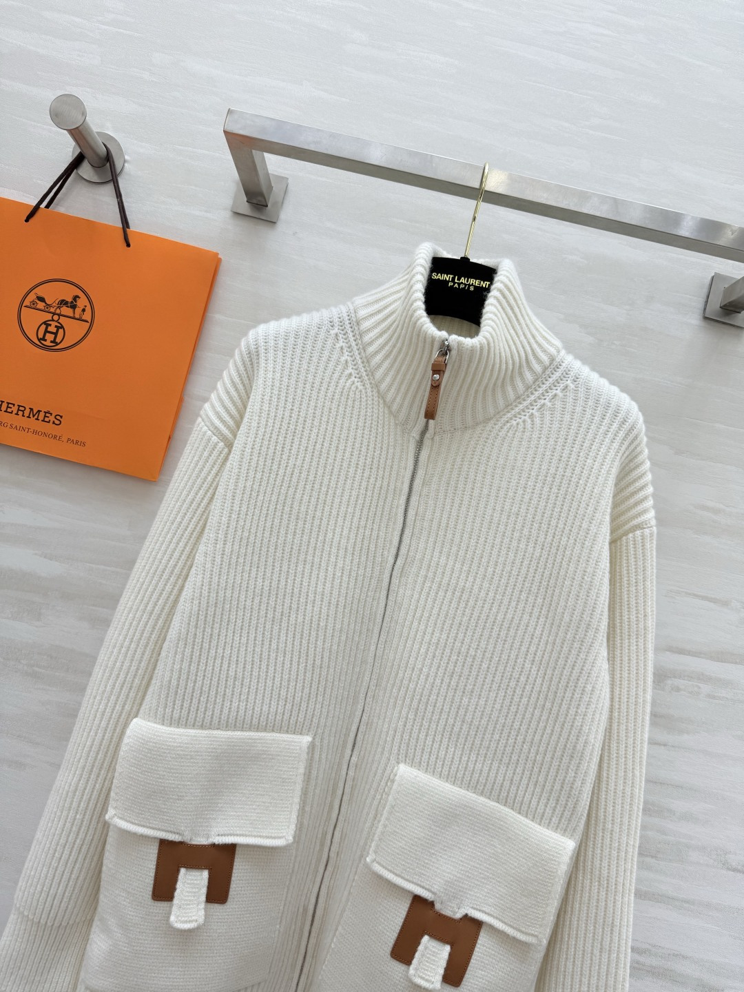#Herme♡新款 H口袋拼皮毛衣 乳白罗纹针织＋棕色皮革口袋 简约又有辨识度 100%美丽诺绵羊毛 柔