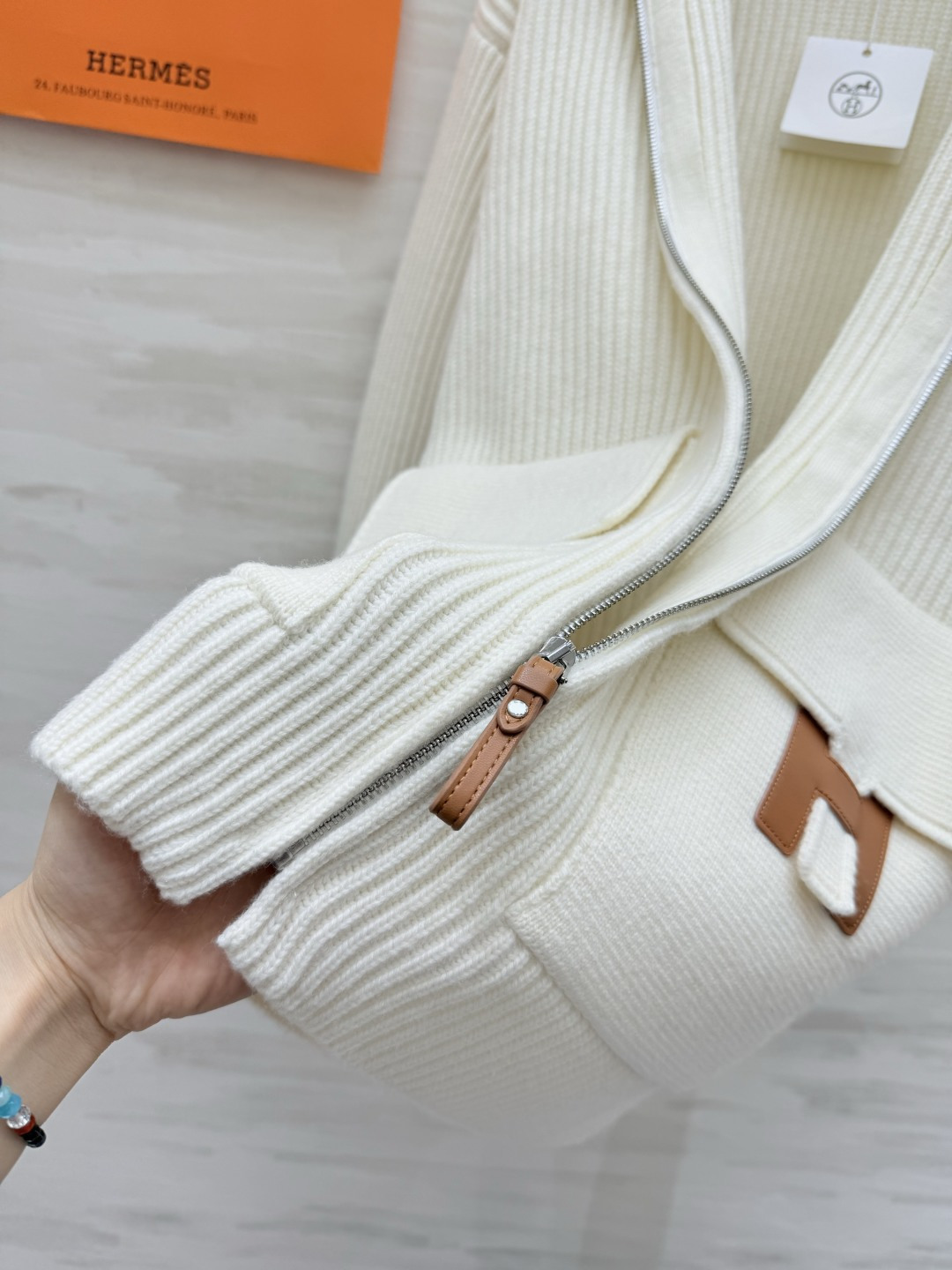 #Herme♡新款 H口袋拼皮毛衣 乳白罗纹针织＋棕色皮革口袋 简约又有辨识度 100%美丽诺绵羊毛 柔