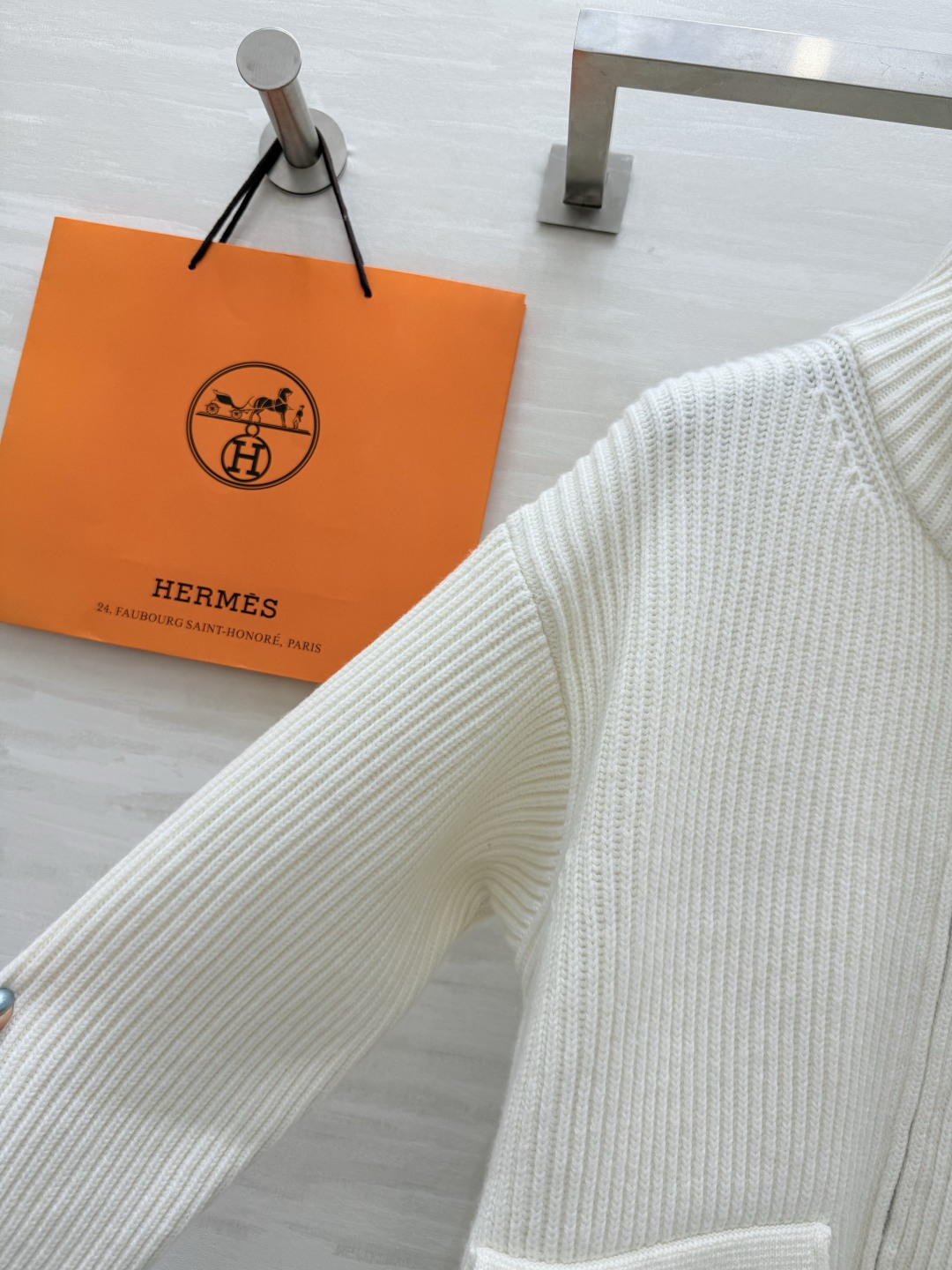 #Herme♡新款 H口袋拼皮毛衣 乳白罗纹针织＋棕色皮革口袋 简约又有辨识度 100%美丽诺绵羊毛 柔