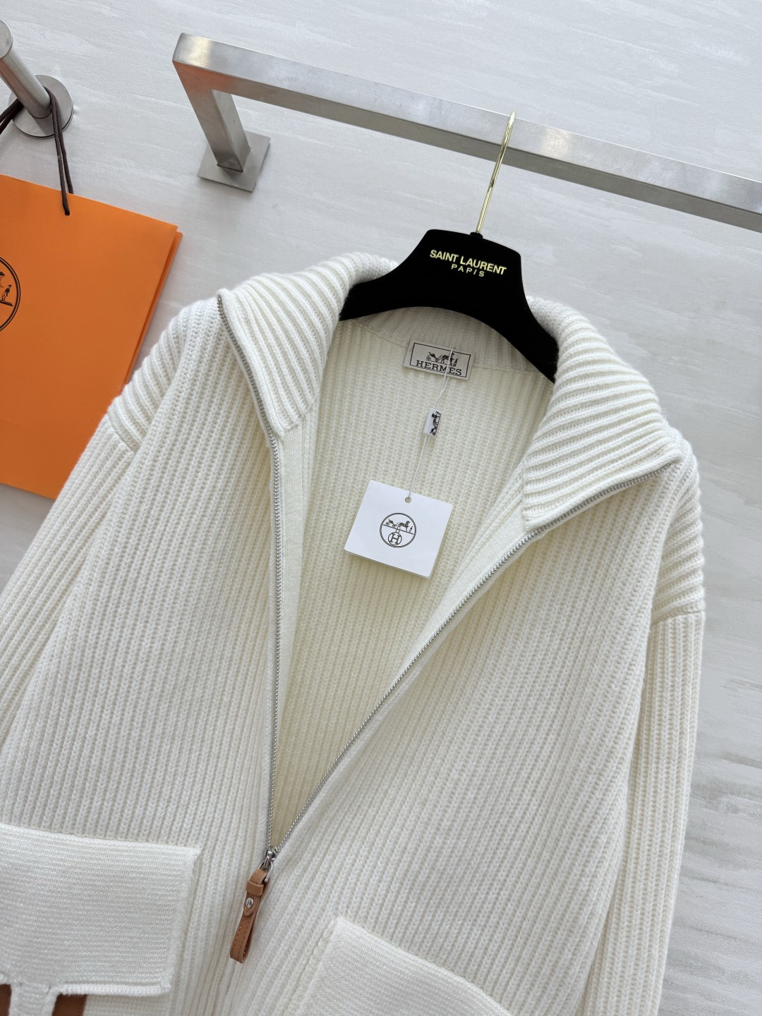 #Herme♡新款 H口袋拼皮毛衣 乳白罗纹针织＋棕色皮革口袋 简约又有辨识度 100%美丽诺绵羊毛 柔