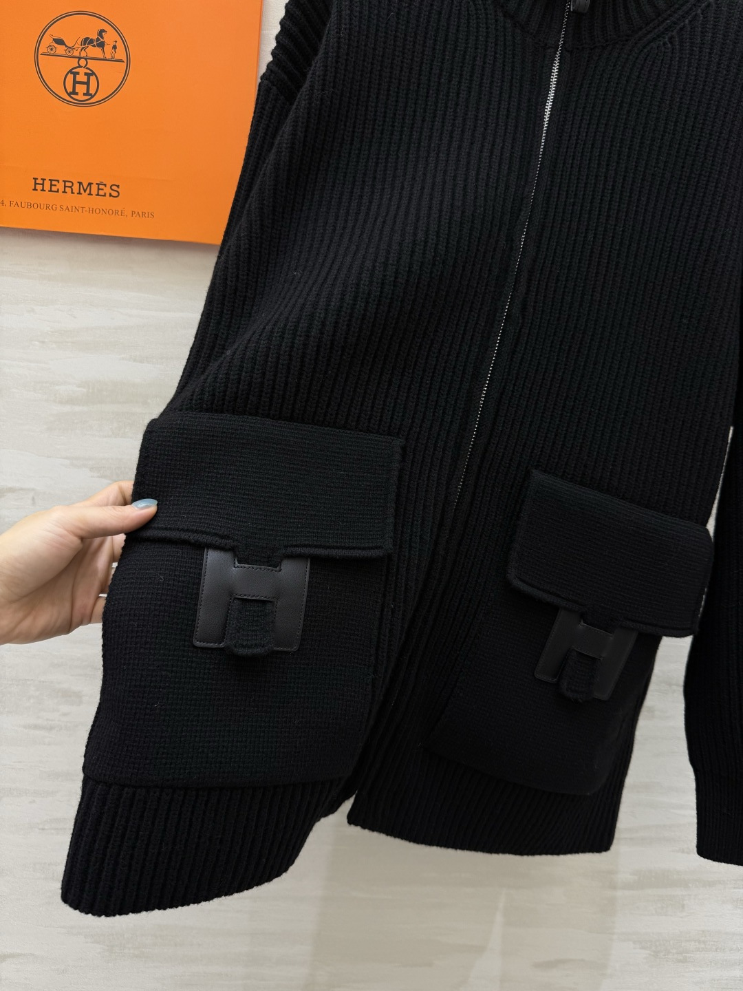 #Herme♡新款 H口袋拼皮毛衣 罗纹针织＋皮革口袋 简约又有辨识度 100%美丽诺绵羊毛 柔软亲肤 