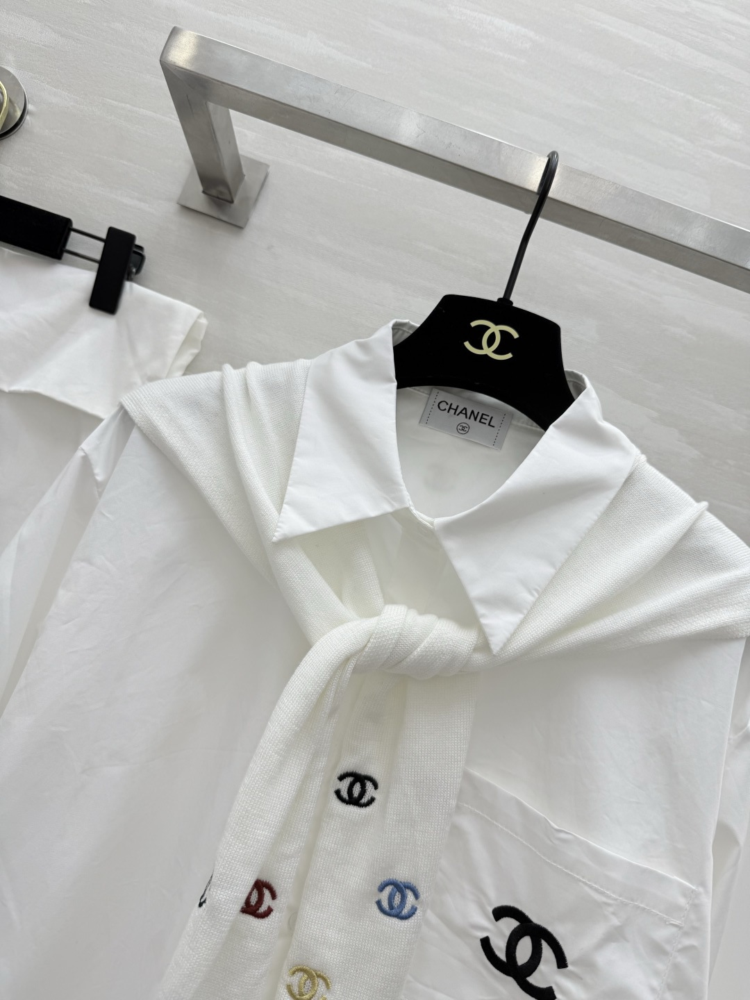 #Chane♡新款 披肩式两件套衬衣 重工彩色小香logo刺绣🪡 高品质 现货来size：36/38/4