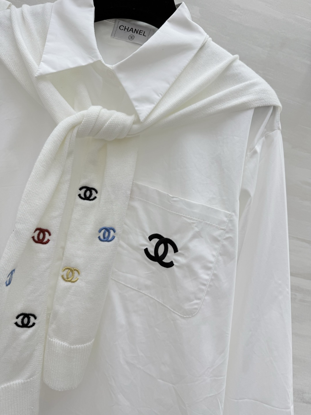 #Chane♡新款 披肩式两件套衬衣 重工彩色小香logo刺绣🪡 高品质 现货来size：36/38/4