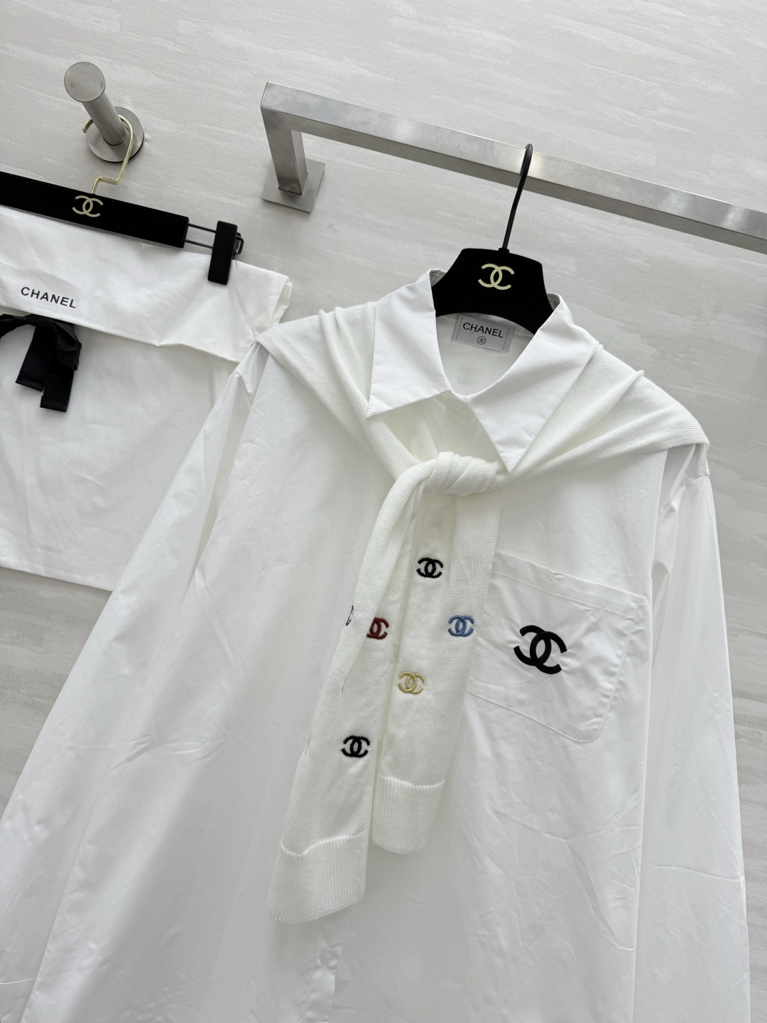 #Chane♡新款 披肩式两件套衬衣 重工彩色小香logo刺绣🪡 高品质 现货来size：36/38/4