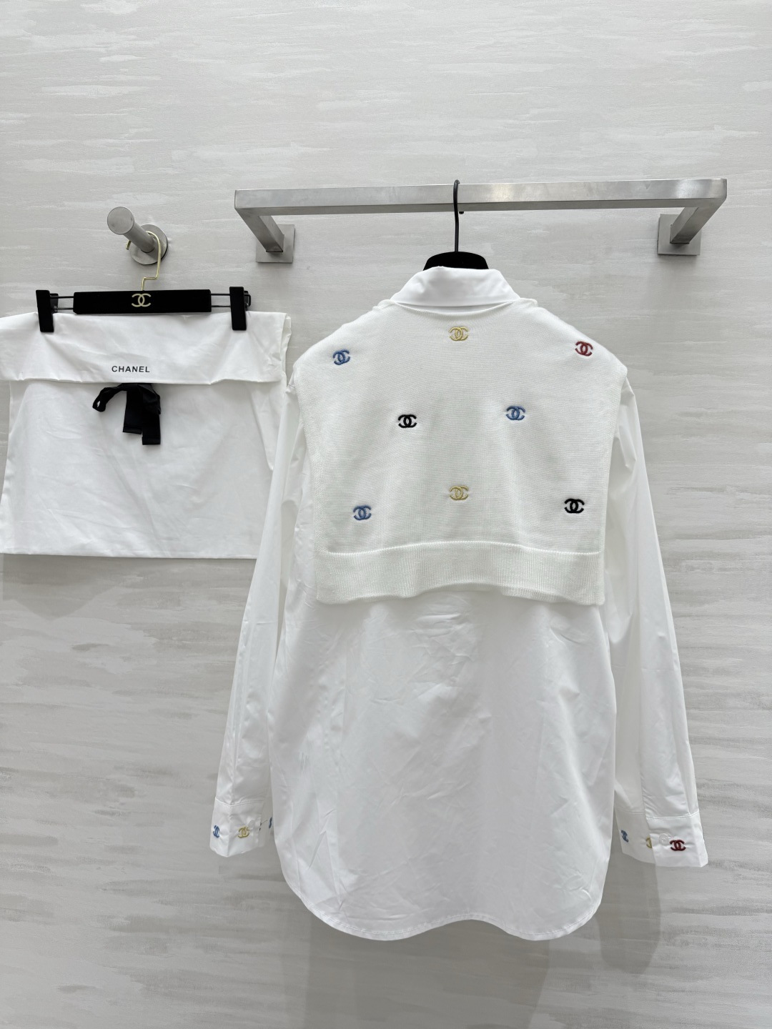 #Chane♡新款 披肩式两件套衬衣 重工彩色小香logo刺绣🪡 高品质 现货来size：36/38/4