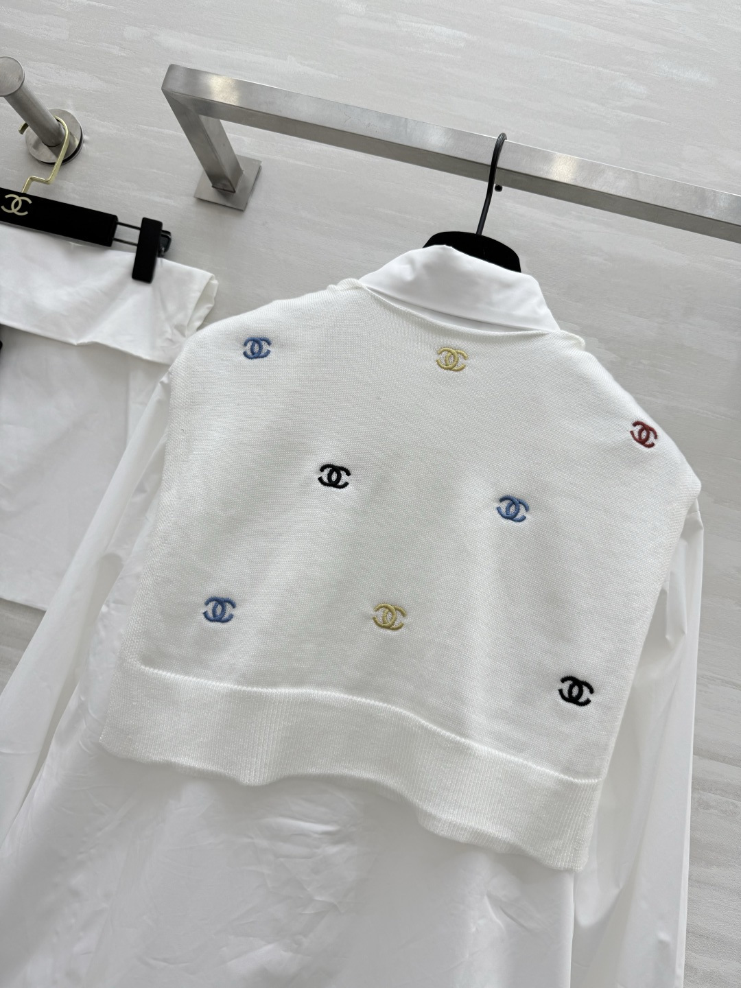 #Chane♡新款 披肩式两件套衬衣 重工彩色小香logo刺绣🪡 高品质 现货来size：36/38/4