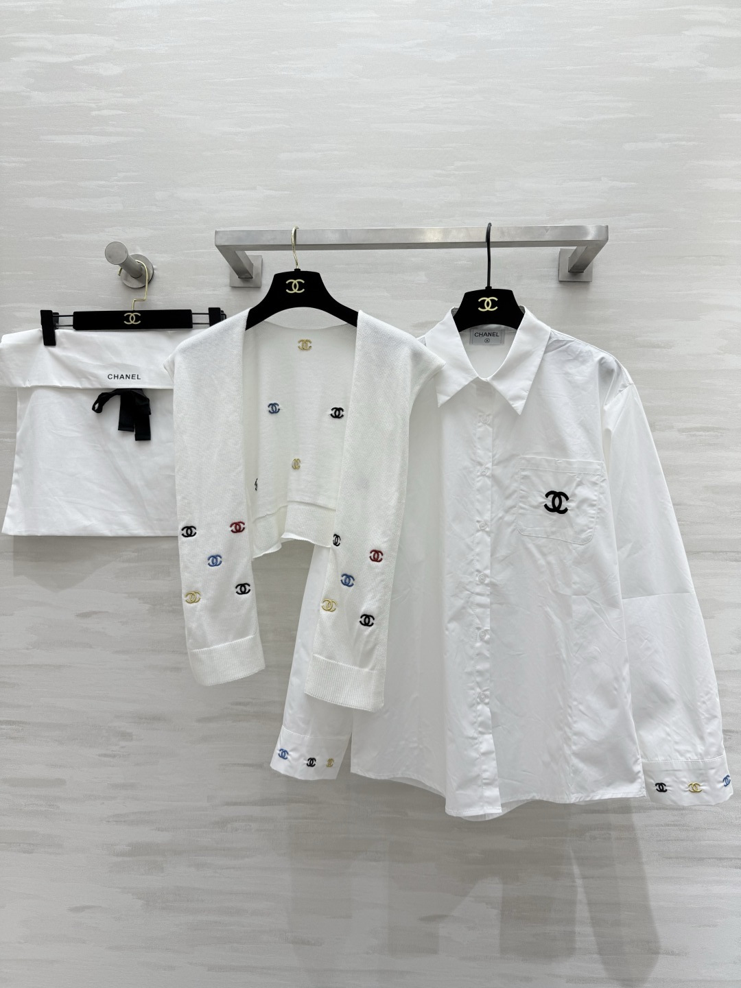 #Chane♡新款 披肩式两件套衬衣 重工彩色小香logo刺绣🪡 高品质 现货来size：36/38/4