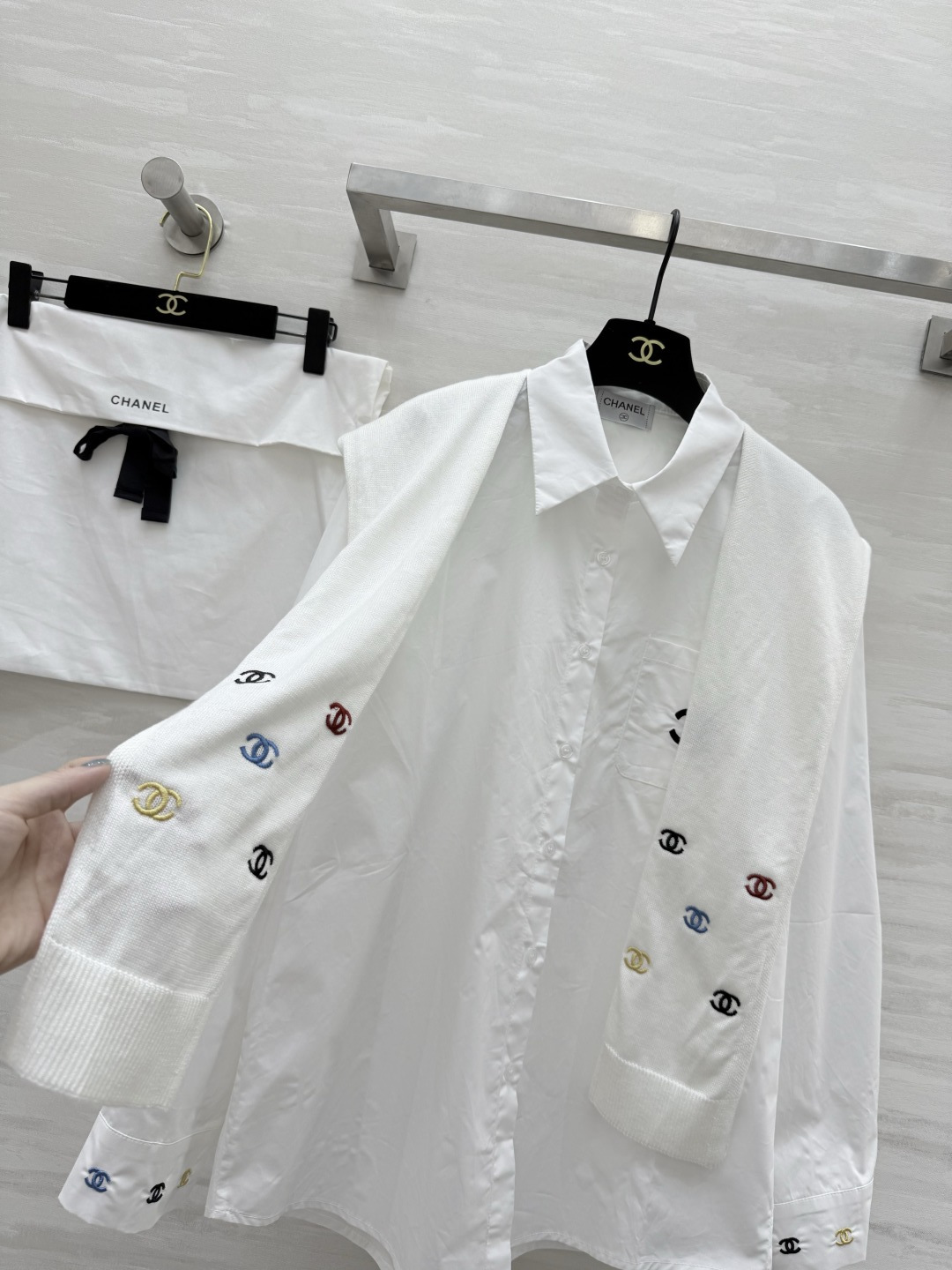 #Chane♡新款 披肩式两件套衬衣 重工彩色小香logo刺绣🪡 高品质 现货来size：36/38/4