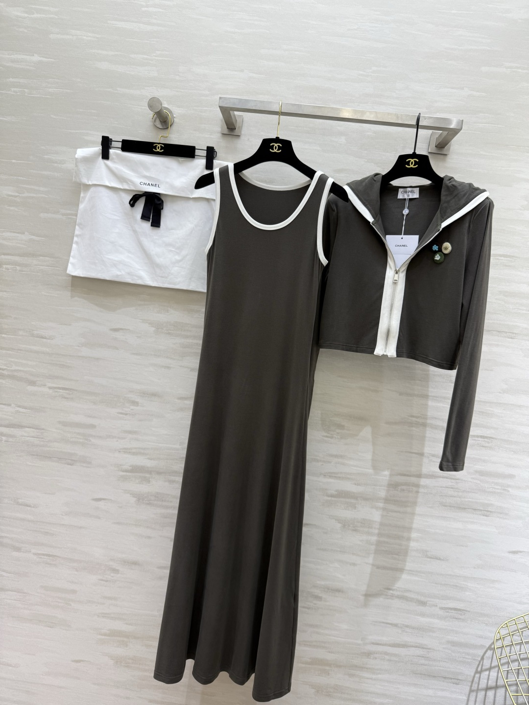 #Chane♡连帽外套➕背心长裙两件套羊毛套装 背心长裙修身显瘦 定制羊毛混纺面料亲肤舒适 高品质定制 