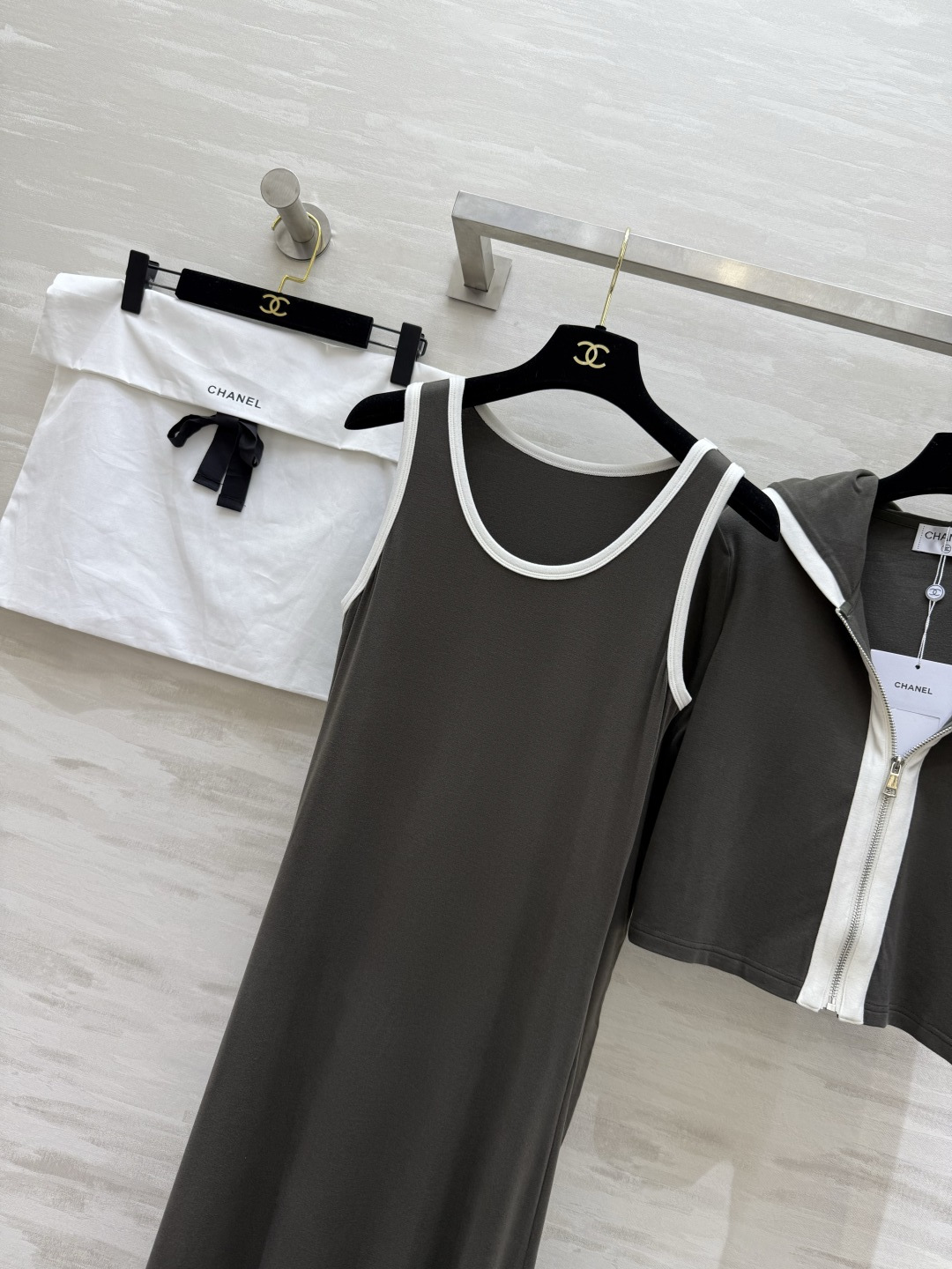 #Chane♡连帽外套➕背心长裙两件套羊毛套装 背心长裙修身显瘦 定制羊毛混纺面料亲肤舒适 高品质定制 