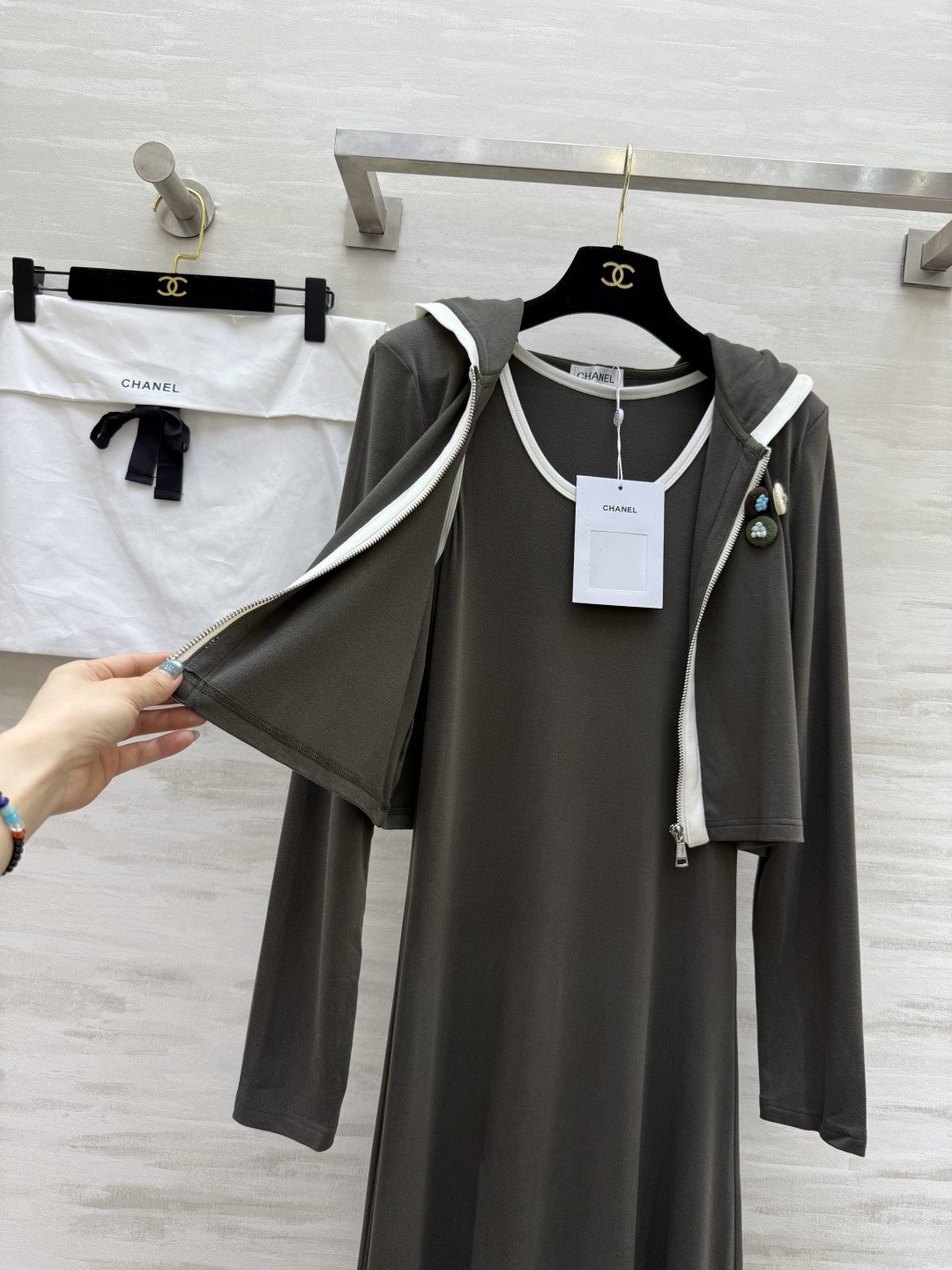 #Chane♡连帽外套➕背心长裙两件套羊毛套装 背心长裙修身显瘦 定制羊毛混纺面料亲肤舒适 高品质定制 
