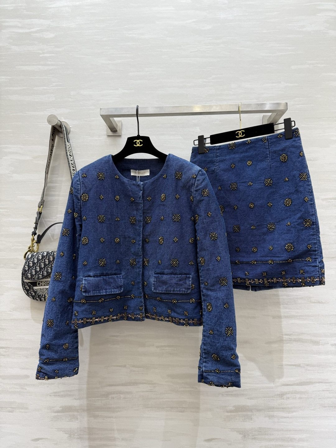 NO:784430,#zimm Haute Couture Series Heavy-duty hand-made beaded denim series Luxurious and advanced High-quality customization Available in stock first size S/M/L (S size shoulder width 40, bust 96, length 54, skirt waist 66, skirt length 45) Jackets, skirts 280, Zimmerman-clothing, skirts, jackets & coats,19860909#zimm高定系列 重工纯手工钉珠牛仔系列 奢华高级 高品质定制 现货首发sizeS/M/L（s码肩宽40,胸围96,衣长54,半裙腰围66,裙长45）外套,半裙280,兹默曼-服装,skirts,jackets & coats,,Women's clothing