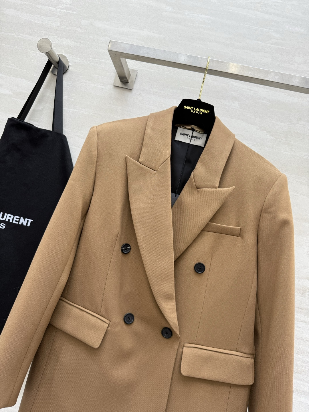 #ysl新款 宽肩廓形版西服外套 自信与性感的神秘融合 打造力量与温柔的女性气质 高品质定制 现货来si