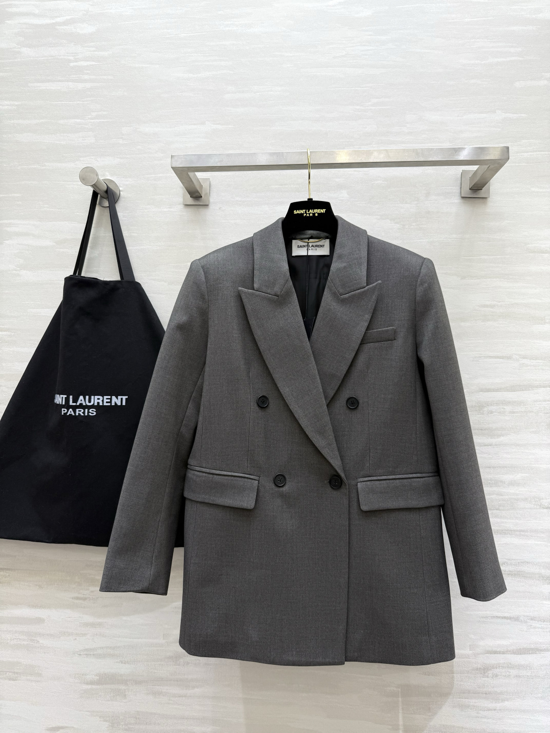 #ysl新款 宽肩廓形版西服外套 自信与性感的神秘融合 打造力量与温柔的女性气质 高品质定制 现货来si