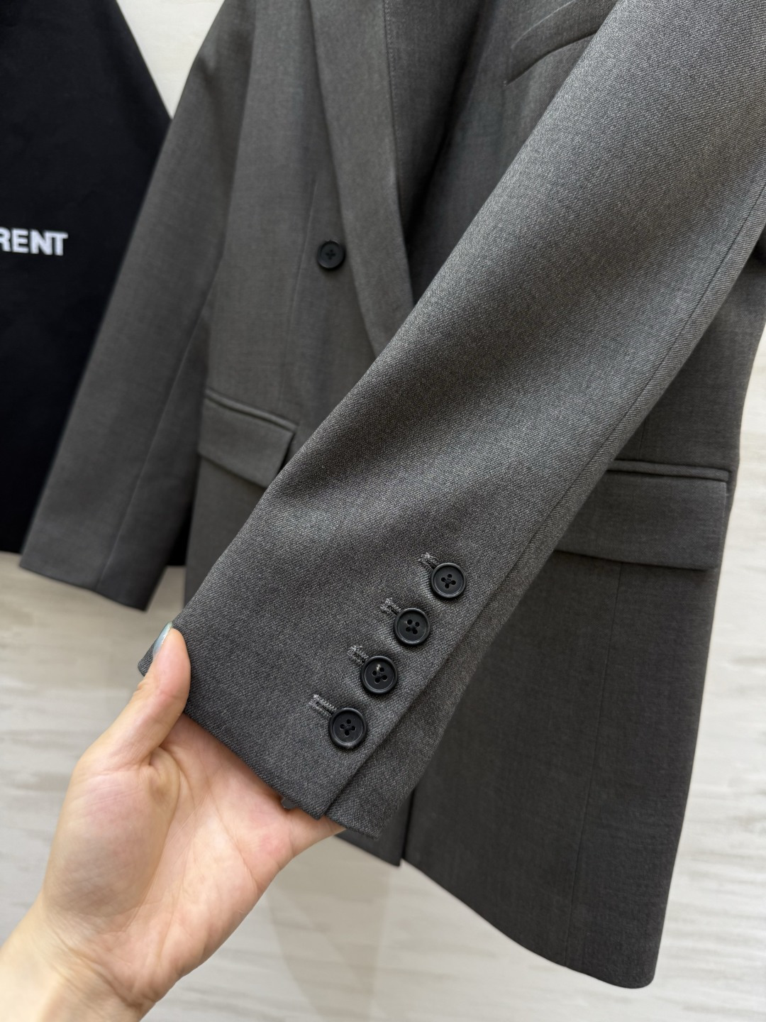 #ysl新款 宽肩廓形版西服外套 自信与性感的神秘融合 打造力量与温柔的女性气质 高品质定制 现货来si