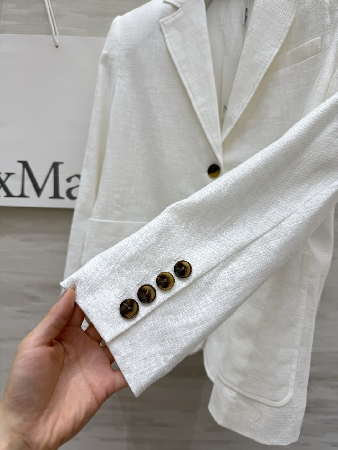 #Maxmar♡新款 极简主义亚麻西装外套 极简主义 宽肩H版型 高定密度亚麻面料挺阔有型 慵懒随性的高