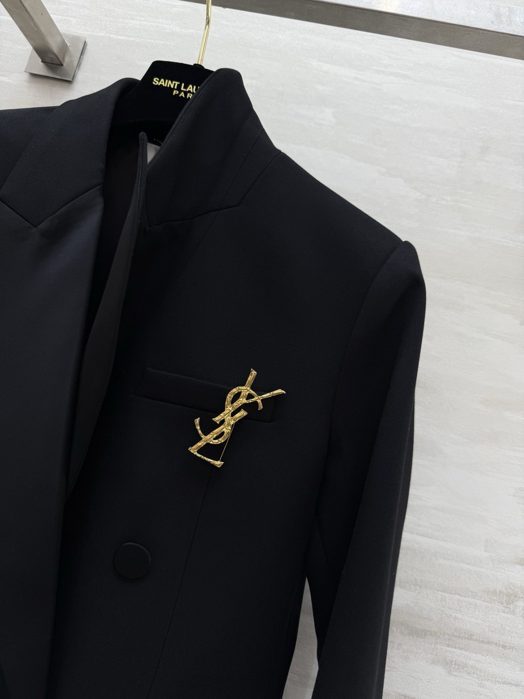 #ysl爆款 戗驳领短款西装外套 定制羊毛面料亲肤舒适 立体剪裁版型上身超级显瘦 配送胸针精致高级 高品