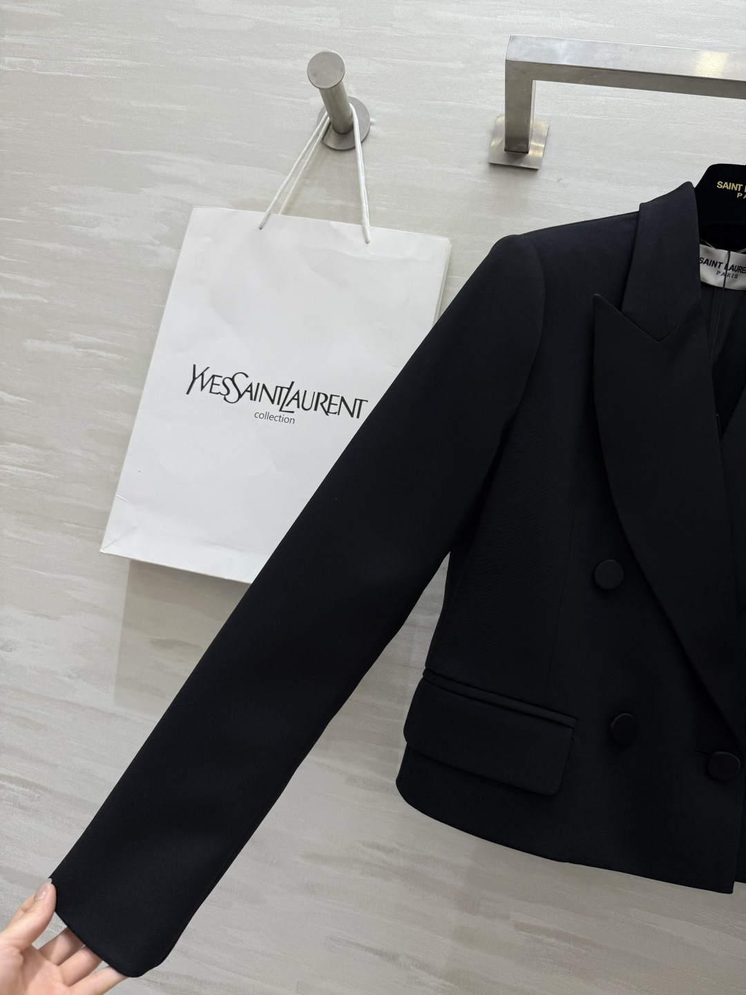 #ysl爆款 戗驳领短款西装外套 定制羊毛面料亲肤舒适 立体剪裁版型上身超级显瘦 配送胸针精致高级 高品