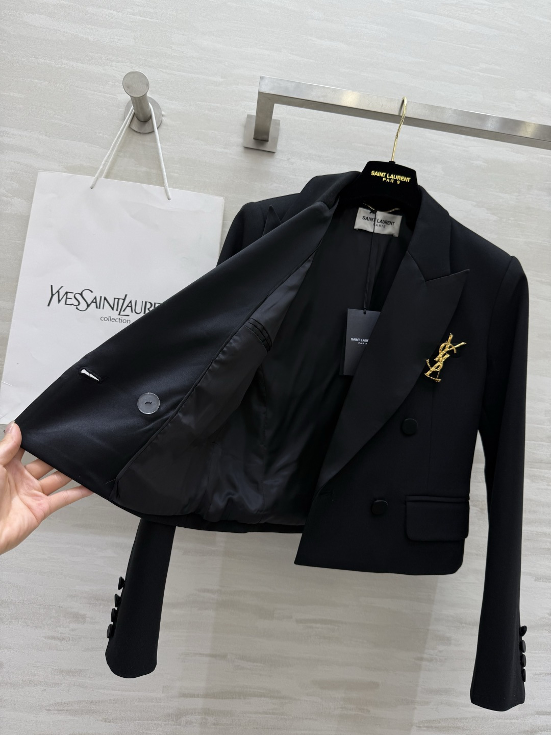 #ysl爆款 戗驳领短款西装外套 定制羊毛面料亲肤舒适 立体剪裁版型上身超级显瘦 配送胸针精致高级 高品