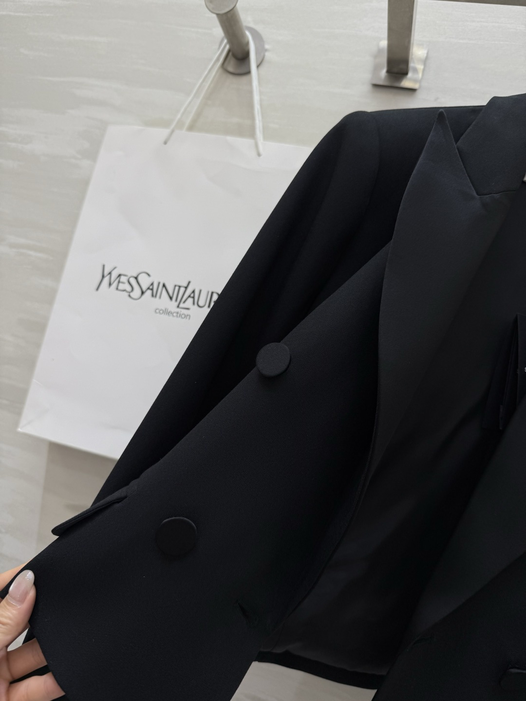 #ysl爆款 戗驳领短款西装外套 定制羊毛面料亲肤舒适 立体剪裁版型上身超级显瘦 配送胸针精致高级 高品