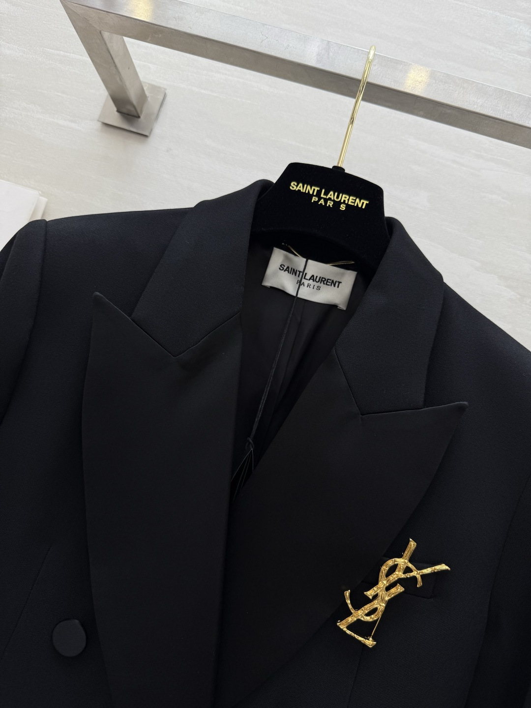 #ysl爆款 戗驳领短款西装外套 定制羊毛面料亲肤舒适 立体剪裁版型上身超级显瘦 配送胸针精致高级 高品