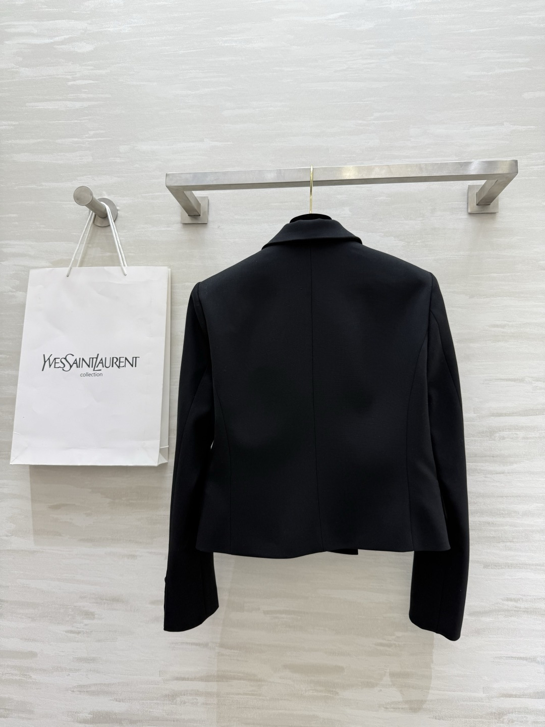 #ysl爆款 戗驳领短款西装外套 定制羊毛面料亲肤舒适 立体剪裁版型上身超级显瘦 配送胸针精致高级 高品