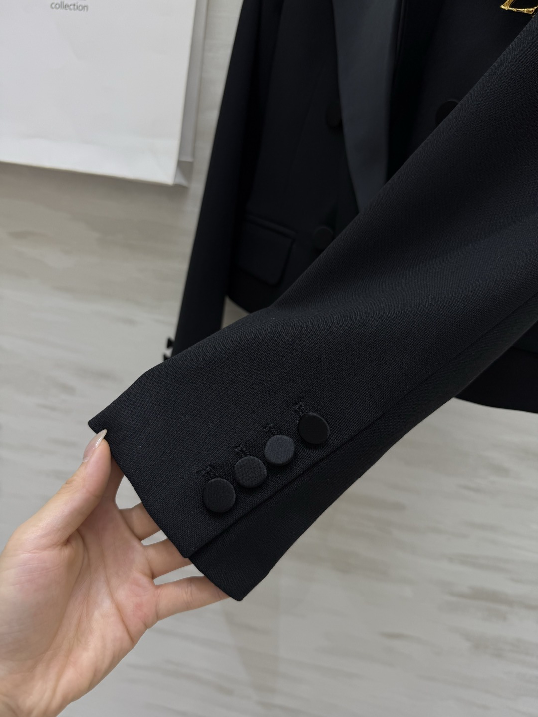 #ysl爆款 戗驳领短款西装外套 定制羊毛面料亲肤舒适 立体剪裁版型上身超级显瘦 配送胸针精致高级 高品