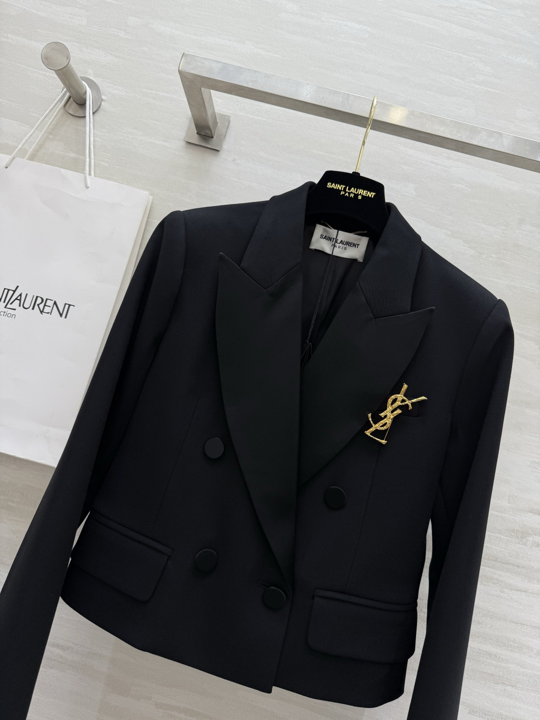 #ysl爆款 戗驳领短款西装外套 定制羊毛面料亲肤舒适 立体剪裁版型上身超级显瘦 配送胸针精致高级 高品