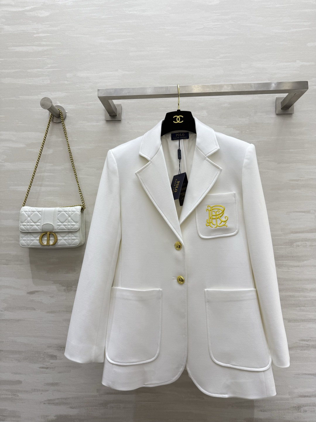 NO:784237,#POLORalph Lauren classic blazer I love it so much!  A suit that can make you a god!  So sassy and beautiful!  A must-have!  The pattern is amazing!  Slim-fitting cut that highlights your waist, slimming yyds!  !  This is a very classic model from the PL family. The upper body is very exquisite. It looks very good ~ not picky. The embroidered logo is retro and advanced. High-quality customization. Available in stock first size S/M/L/XL (M size shoulder width 40, bust 90, length 75), women's clothing, louis vuitton, jackets & coats, business suit,19860909#POLO拉夫劳伦经典款 西装外套 太爱了！可以封神的西装！又飒又美！人手必备！版型太绝了！修身显腰身的剪裁 显瘦yyds！！这是PL家非常经典的款 上身非常精致 绝绝子的好看~不挑人 刺绣logo复古又高级 高品质定制 现货首发sizeS/M/L/XL（M码肩宽40,胸围90,衣长75）,女装,louis vuitton,jackets & coats,business suit,,Women's clothing