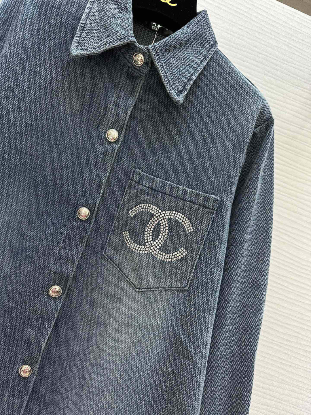 #Chane♡新款 牛仔衬衫 这个季节牛仔热卖 整件重工洗水➕烫钻 前后都好看 很难不爱❤️ 高品质定制