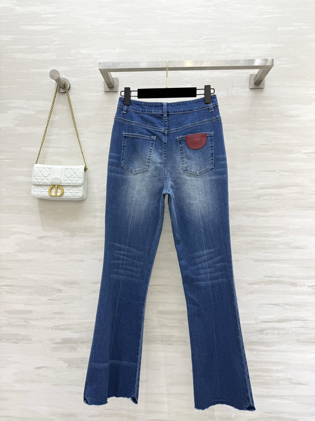 #Chlo新款高腰牛仔微喇裤 裤脚独特手工毛边设计随性洒脱 中高腰修身版型上身就是妥妥的长腿妹子 后口袋