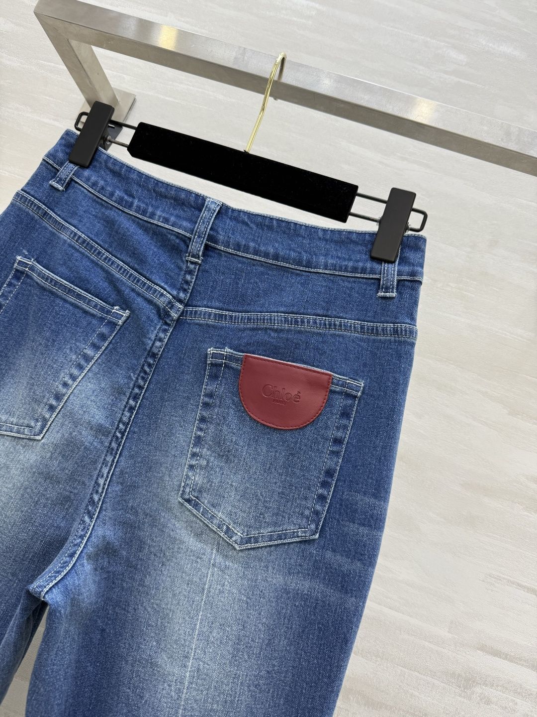 #Chlo新款高腰牛仔微喇裤 裤脚独特手工毛边设计随性洒脱 中高腰修身版型上身就是妥妥的长腿妹子 后口袋