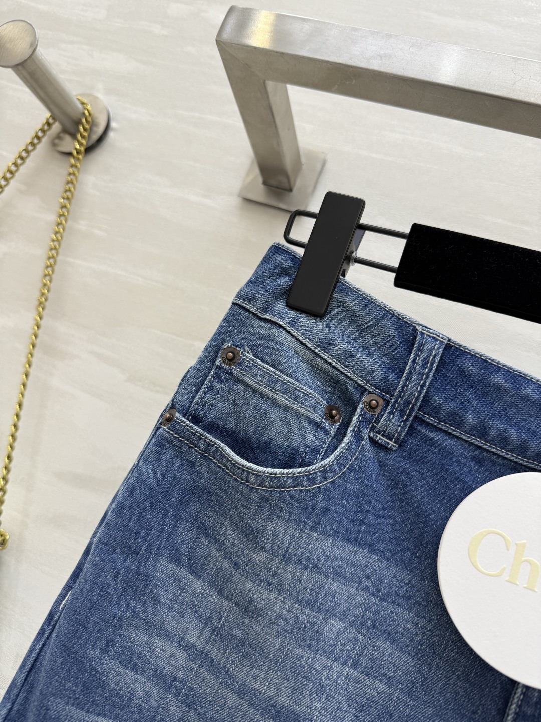 #Chlo新款高腰牛仔微喇裤 裤脚独特手工毛边设计随性洒脱 中高腰修身版型上身就是妥妥的长腿妹子 后口袋