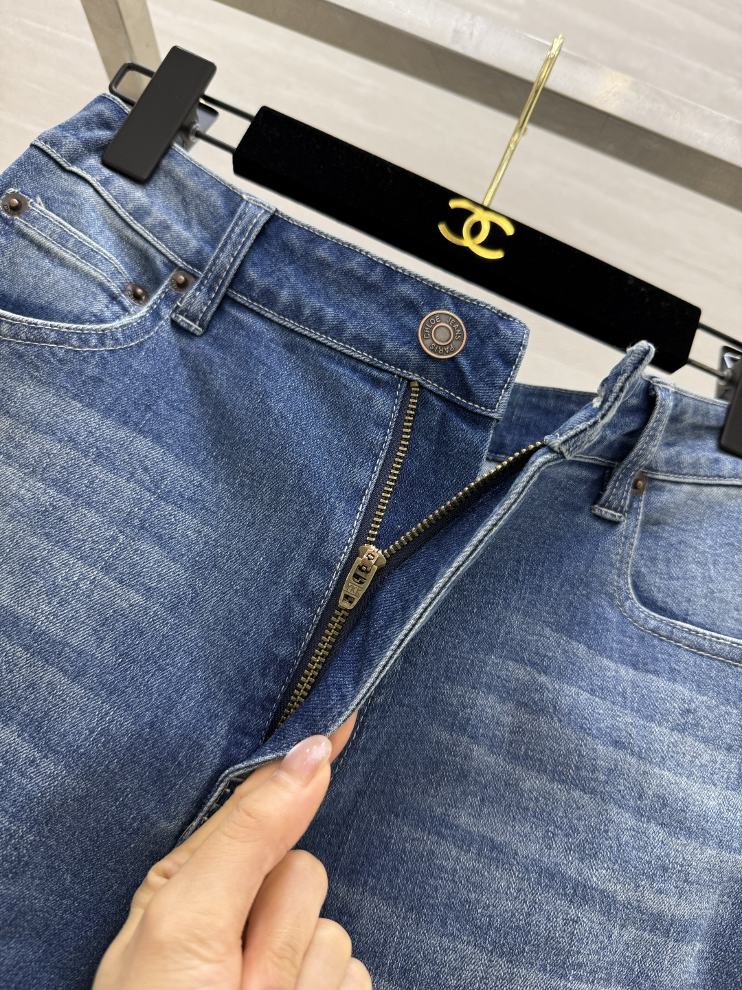 #Chlo新款高腰牛仔微喇裤 裤脚独特手工毛边设计随性洒脱 中高腰修身版型上身就是妥妥的长腿妹子 后口袋